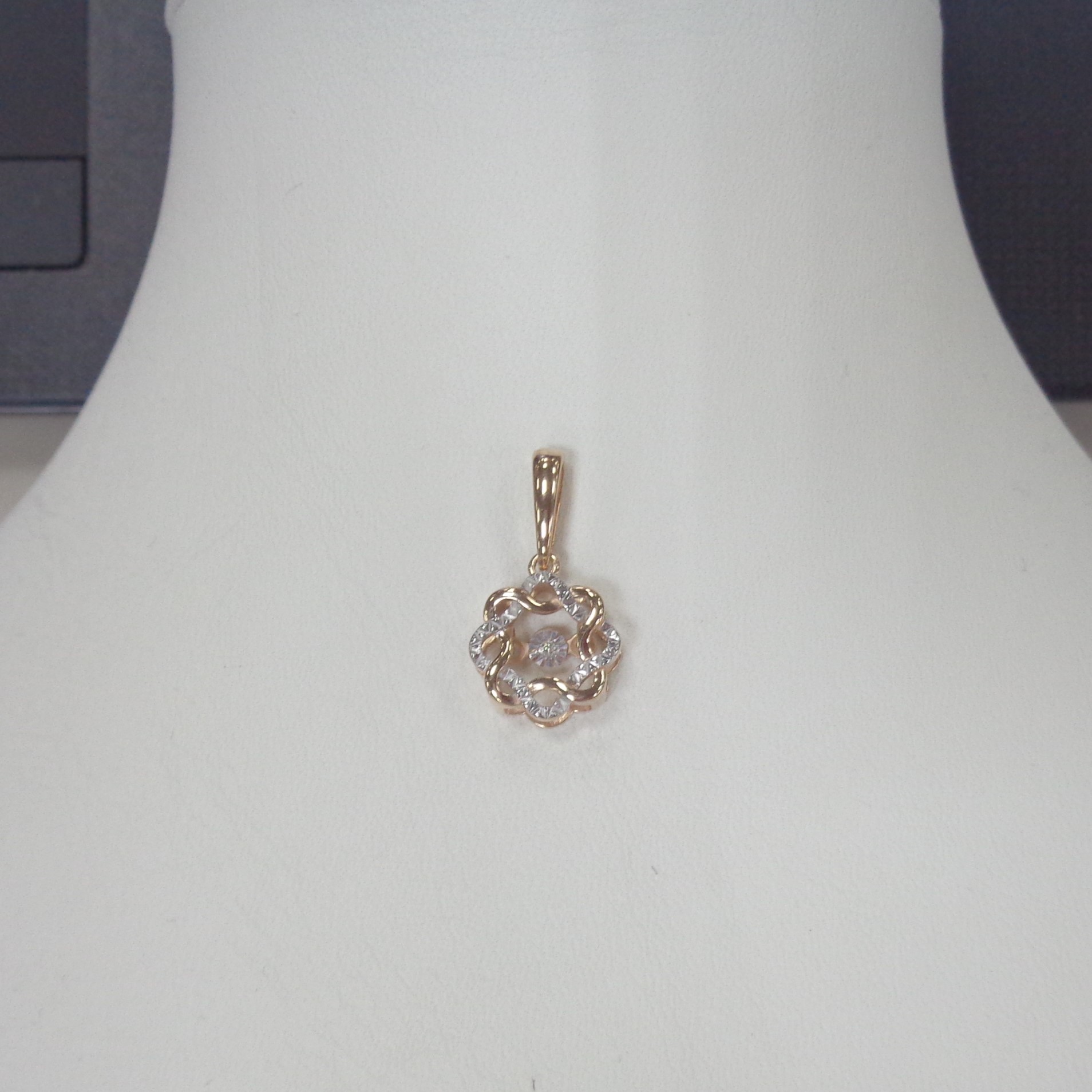 Серебряная подвеска с бриллиантом "Танцующий камень"